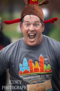 Man wearing turkey hat at the cincinnati thanksgiving day race